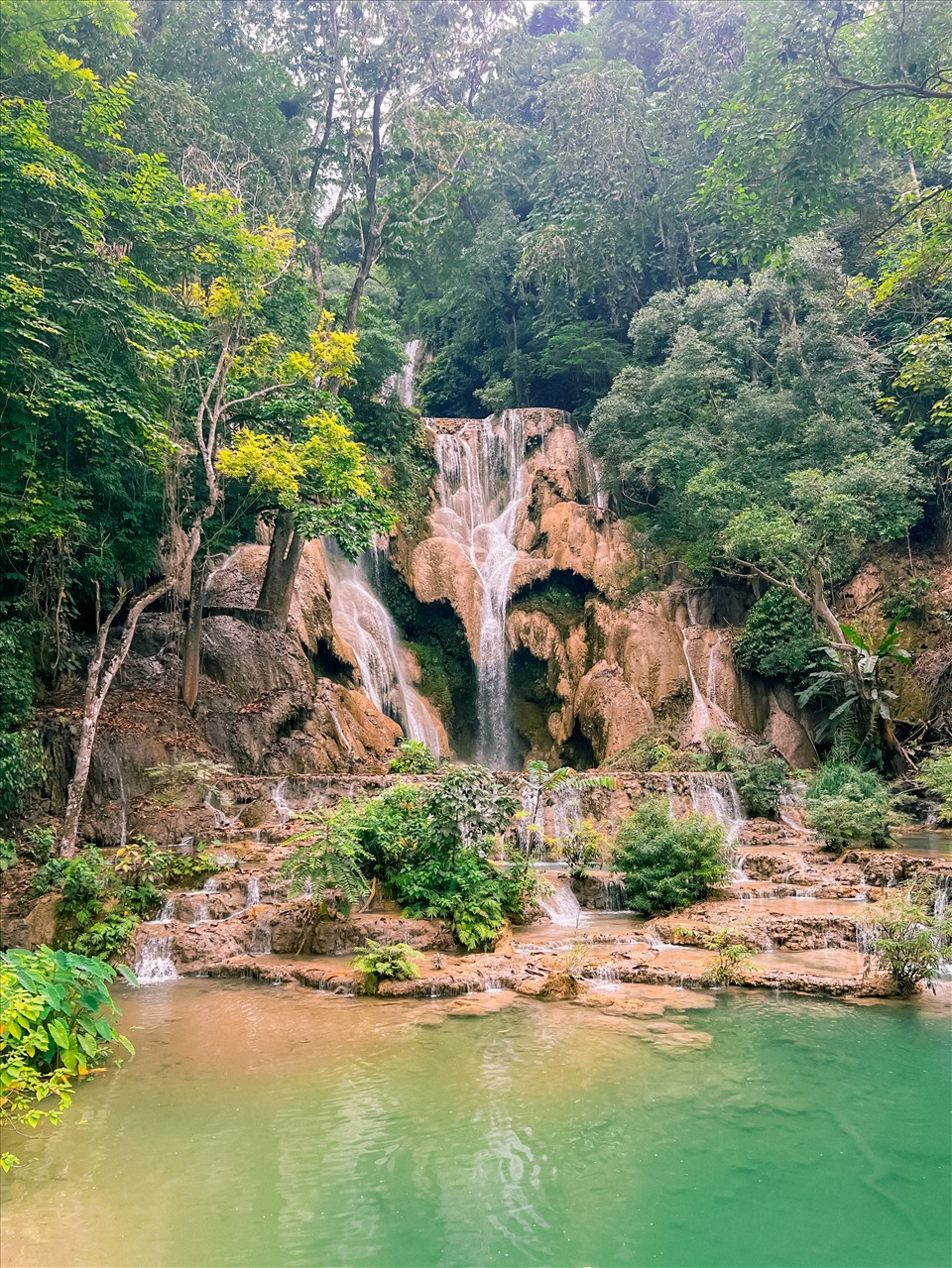 Sau khi đặt chân tới nước bạn, mọi quan điểm trước đó của anh dường như biến mất hết. Theo anh, Lào vẫn giữ được cảnh quan tự nhiên, không bị quá thương mại hoá. Sang Lào, mọi người có thể di chuyển bằng máy bay, nhưng để được ngắm cảnh nhiều hơn, anh Giang đã chọn di chuyển bằng xe khách. Tới Lào, anh thường xuyên sử dụng xe tuktuk hoặc tàu cao tốc bởi sự tiện lợi.