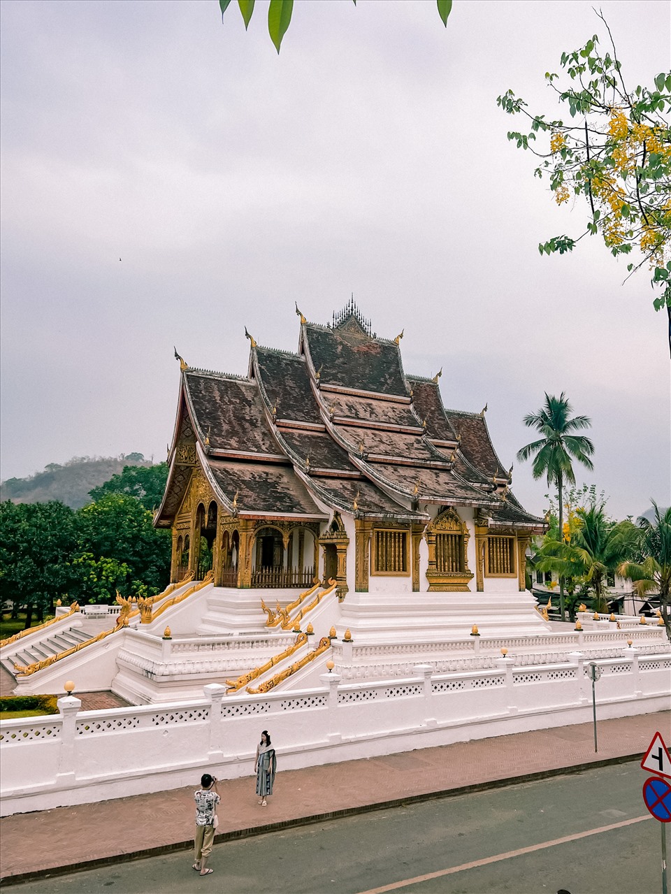 Địa điểm đầu tiên anh Giang giới thiệu tới mọi người chính là Luang Brang. Luang Prabang - Cố đô của Lào. “Phố xá nhà cửa nơi đây tựa như Hội An nhưng vắng vẻ và yên bình hơn. Rất thích hợp cho bạn nào muốn tìm nơi nào đó để “chữa lành” và dành thời gian tận hưởng cho bản thân”, anh Giang chia sẻ.