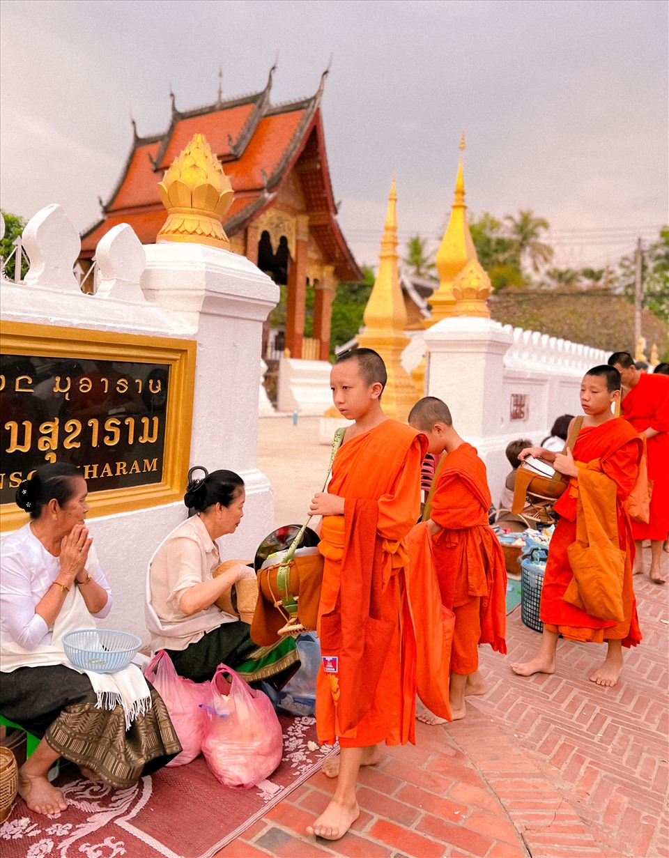 Chia sẻ thêm về những lưu ý khi đi Lào, anh Giang cho biết: “Với bất kì một chuyến đi du lịch nước ngoài nào không chỉ Lào thì giấy tờ hộ chiếu luôn phải giữ cẩn thận, tuyệt đối không làm mất. Ngoài ra các bạn có  thể mang thêm mì, đồ ăn từ Việt Nam qua dự trữ và phòng khi ăn uống không hợp khẩu vị và mang theo cả thuốc để đảm bảo sức khoẻ cho chuyến đi một cách tốt nhất”.