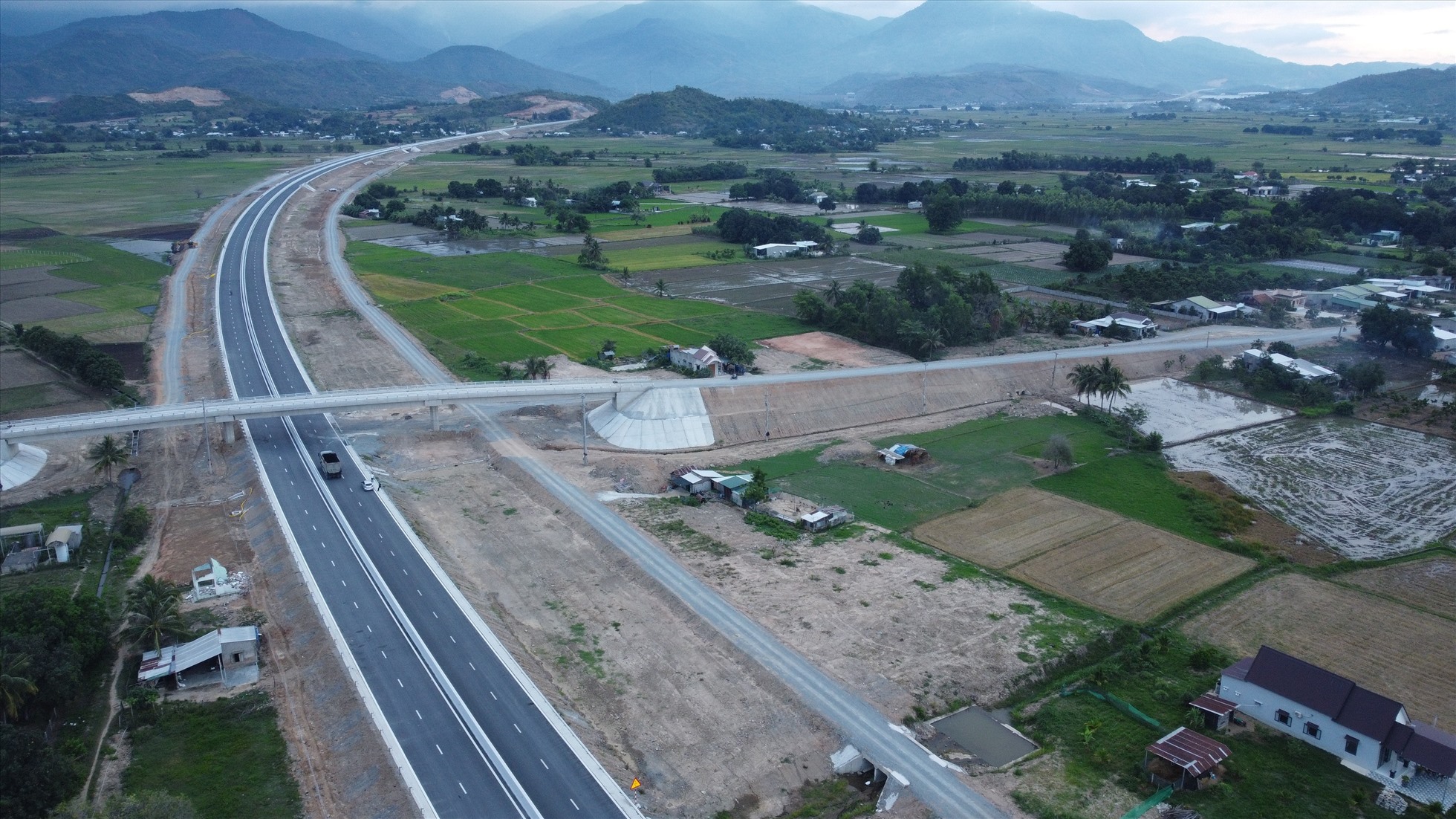 Dự án cao tốc Nha Trang - Cam Lâm là 1 trong 3 dự án cao tốc đang được thi công trên địa bàn tỉnh Khánh Hòa. Ảnh: Hữu Long