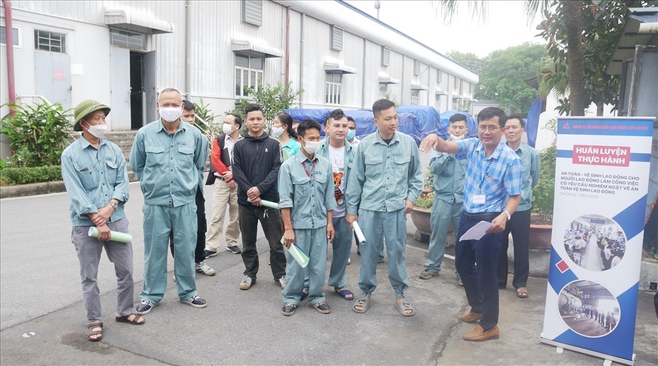 Người lao động Tổng Công ty May 10 tham gia lớp huấn luyện an toàn vệ sinh lao động. Ảnh: CĐCS