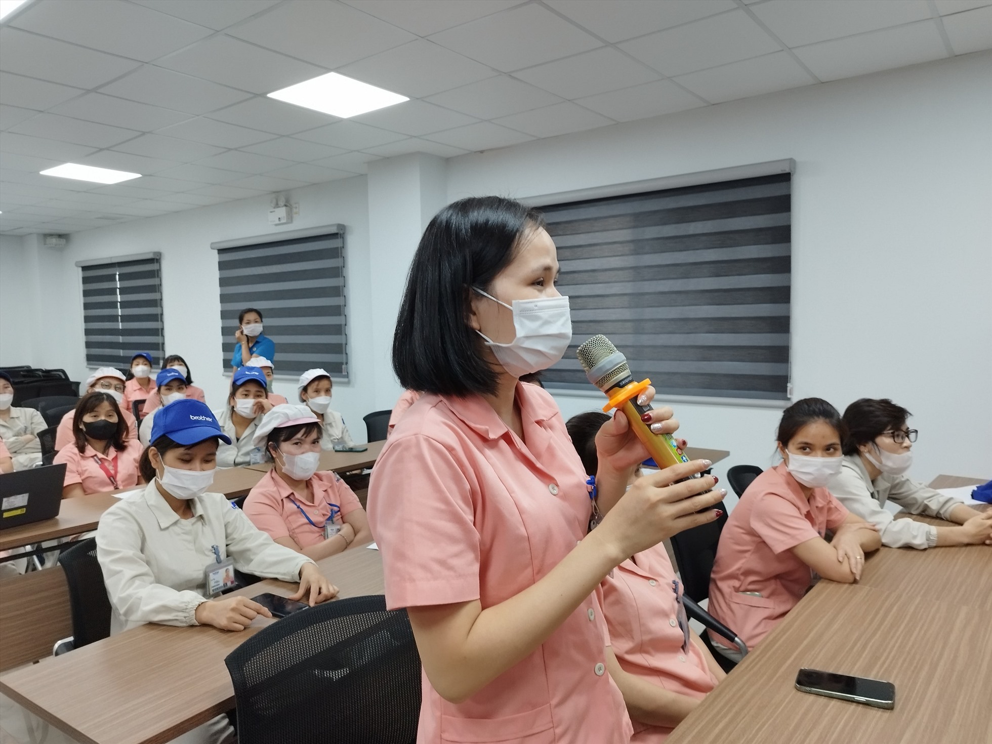 Công nhân, lao động của Công ty TNHH Công nghệ Brother Việt Nam tham gia xây dựng ý kiến. Ảnh: Diệu Thuý