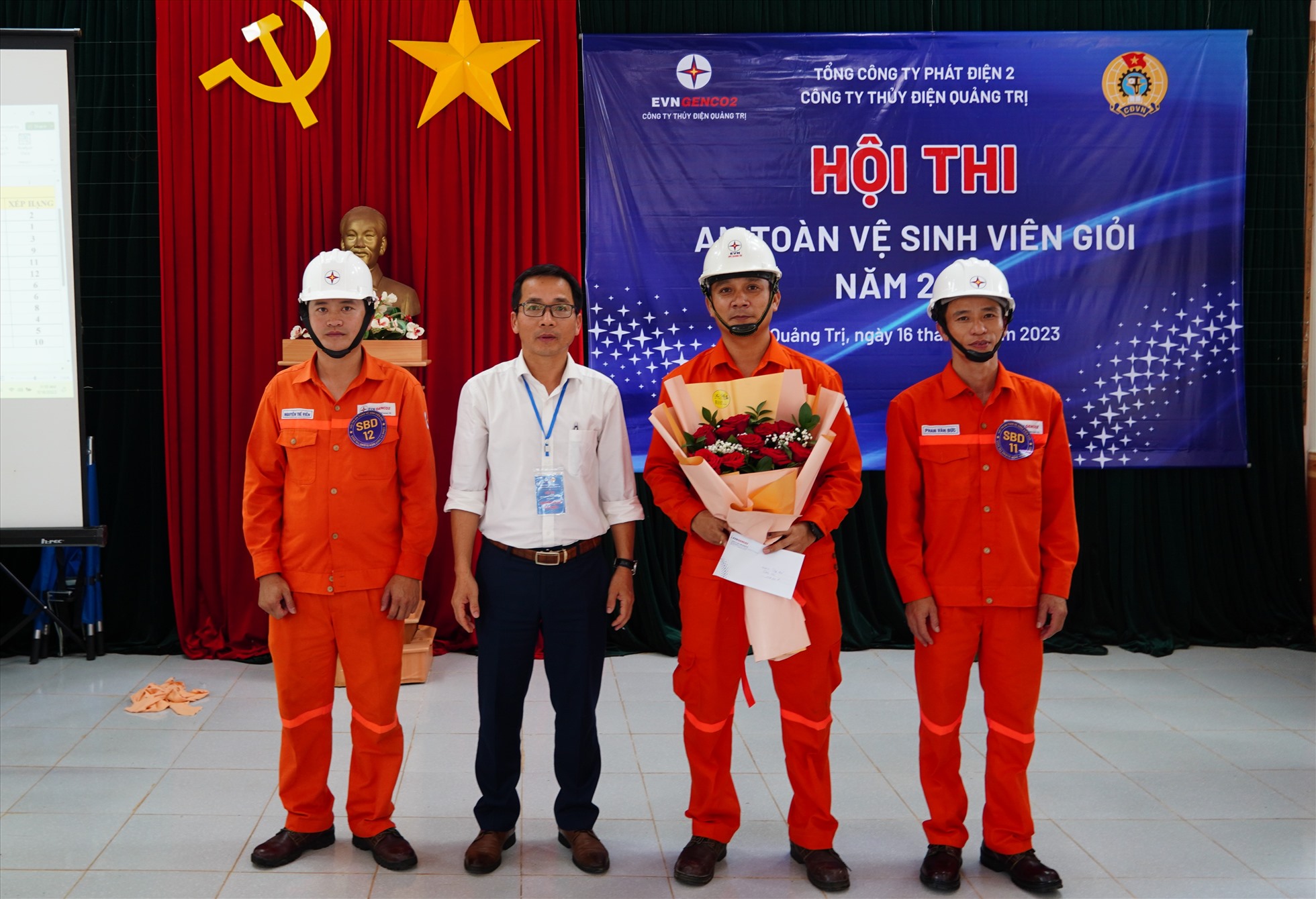 Ông Đoàn Thanh Điểm - Phó Giám đốc, Chủ tịch Công đoàn Công ty Thủy điện Quảng Trị trao giải cho đội có thành tích tại hội thi. Ảnh: Trang Sinh.