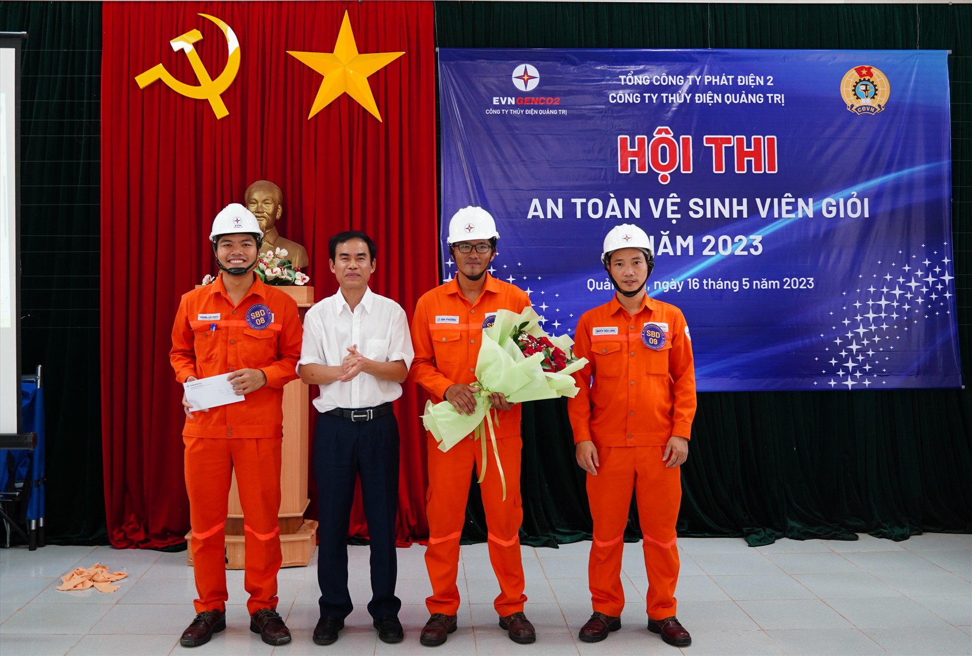 Ông Nguyễn Thanh Hùng, Giám đốc Công ty Thủy điện Quảng Trị trao giải nhất cho đội có thành tích cao. Ảnh: Trang Sinh.