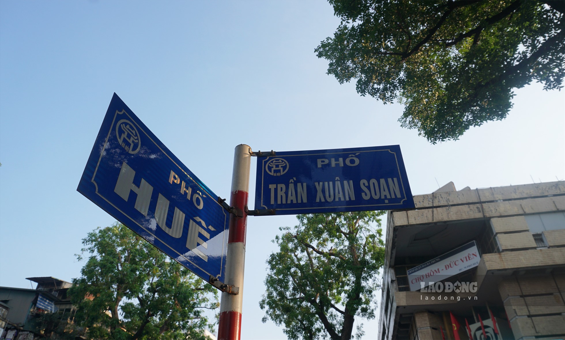 Ngã tư phố Huế - Trần Xuân Soạn có chợ Hôm- Đức Viên là khu vực buôn bán sầm uất của quận Hai bà Trưng.