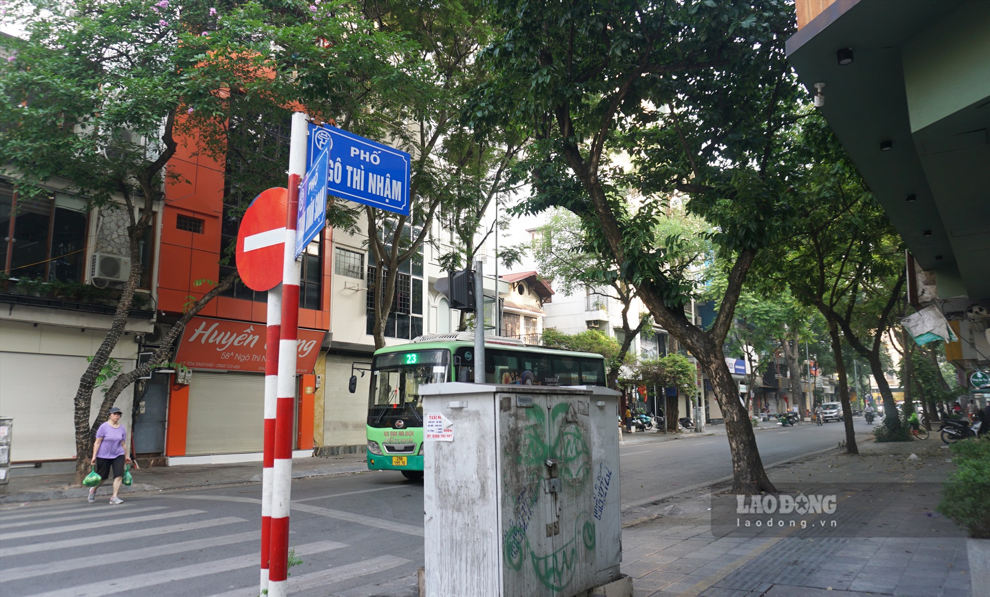 Vỉa hè phố Ngô Thì Nhậm cũng là 1 trong 4 tuyến phố đáp ứng được điều kiện cho thuê để kinh doanh của quận Hai Bà Trưng.