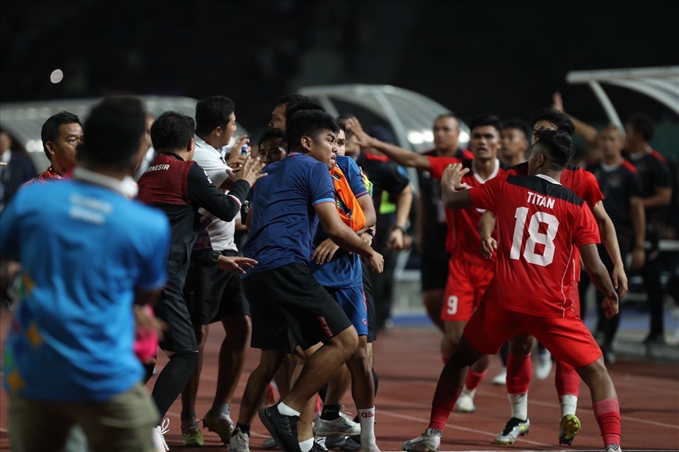 U22 Indonesia và U22 Thái Lan xảy ra xô xát trong trận chung kết môn bóng đá nam SEA Games 32. Ảnh: Thanh Vũ