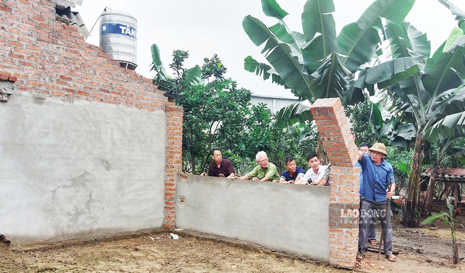 Lực lượng chức năng xã Tân Quang tiến hành tháo dỡ công trình xây dựng trái phép trên đất quy hoạch.