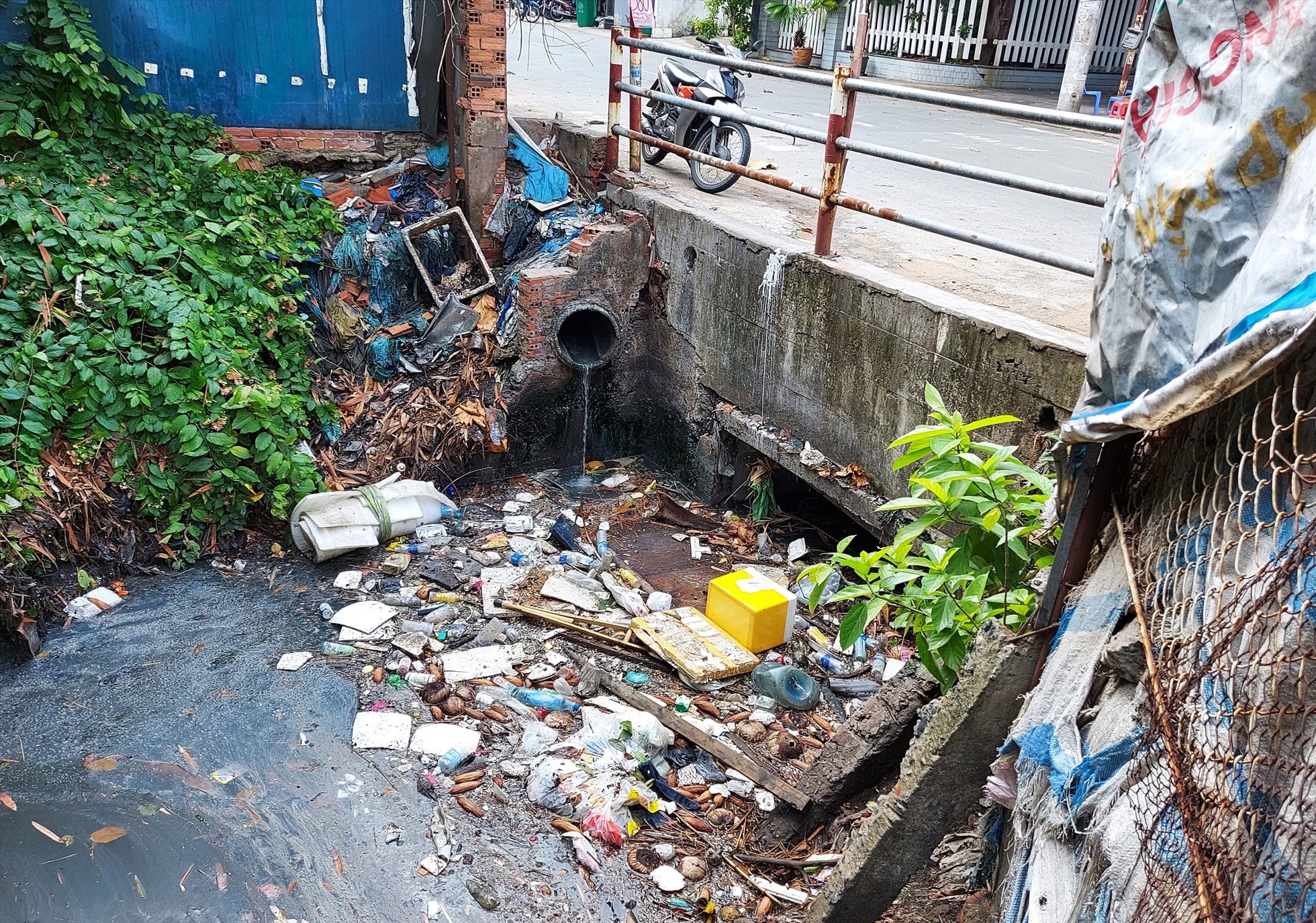 Tương tự, cống thoát nước kênh A41 đoạn chảy qua đường Giải Phóng (quận Tân Bình) cũng bị bức tử bởi rác thải.
