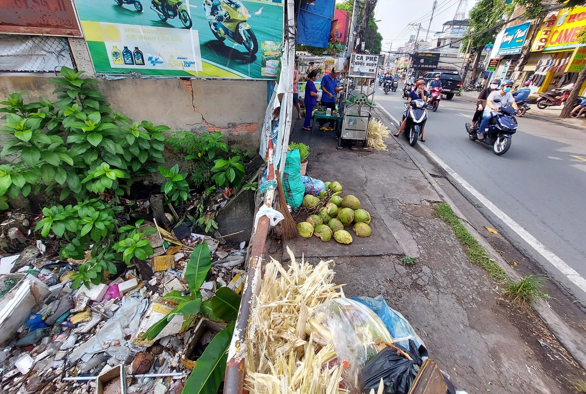 Tương tự, đủ loại rác thải bịt miệng cống trên đường Tô Ngọc Vân (phường Linh Đông) - điểm ngập của Thành phố Thủ Đức mỗi khi mưa lớn.