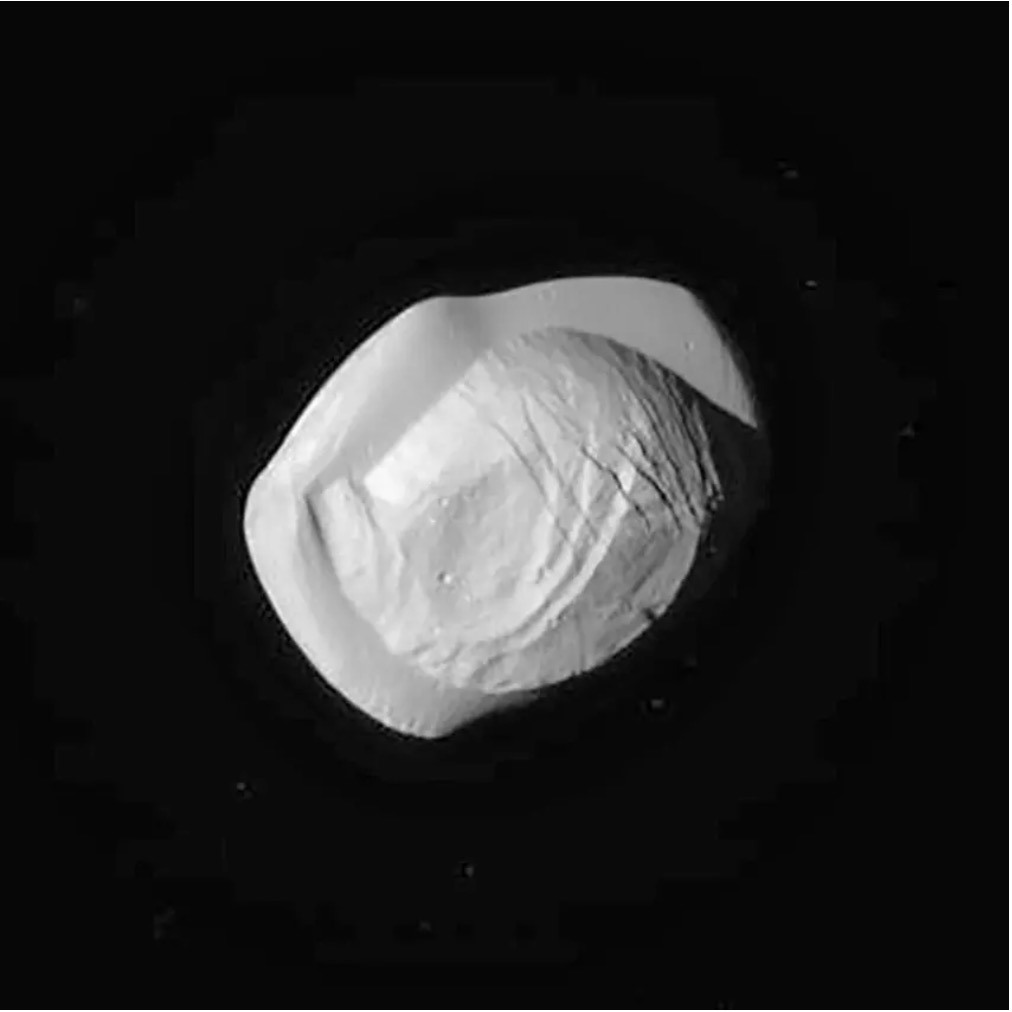 Mặt trăng Pan của sao Thổ có bán kính trung bình gần 14 km. Ảnh: NASA