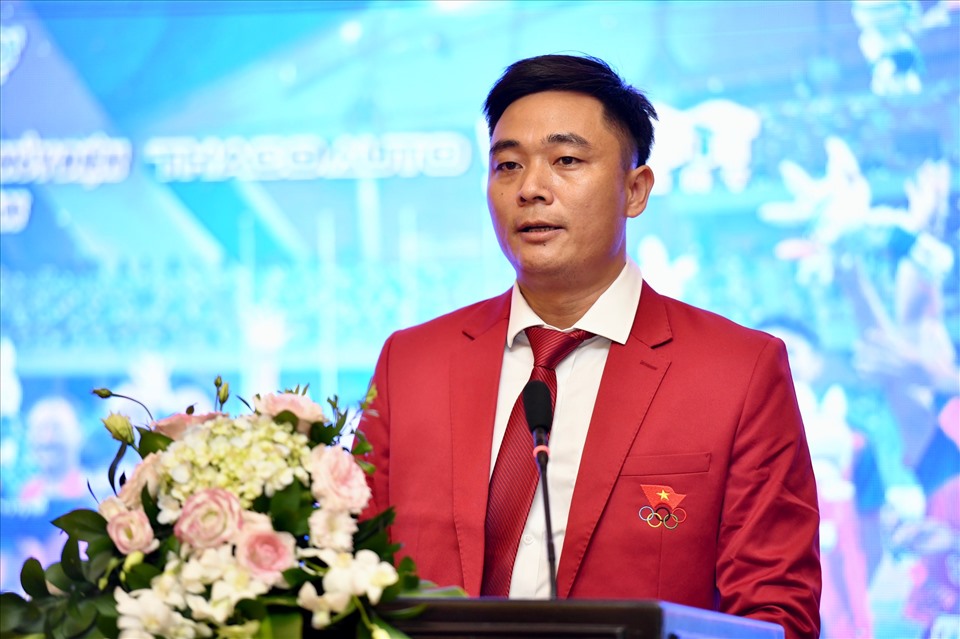 Huấn luyện viên trưởng tuyển điền kinh Việt Nam - Nguyễn Mạnh Hiếu báo cáo thành tích của đội tuyển tại SEA Games 32. Ảnh: Minh Hiếu