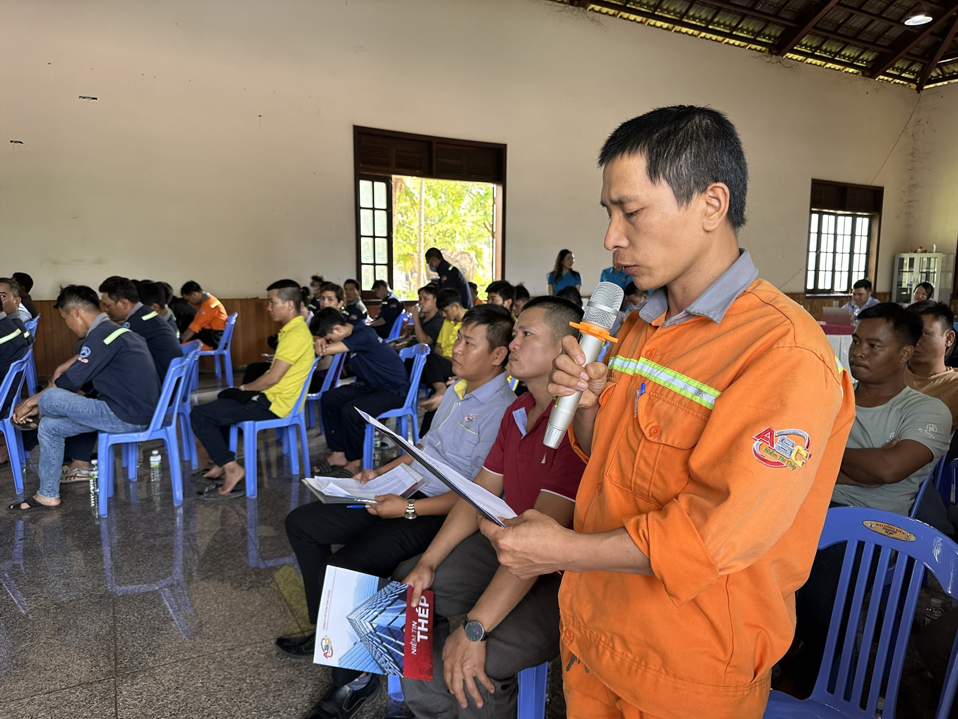 Công nhân lao động đóng góp các ý kiến với Đoàn đại biểu Quốc hội tỉnh Đắk Lắk. Ảnh: Bảo Trung