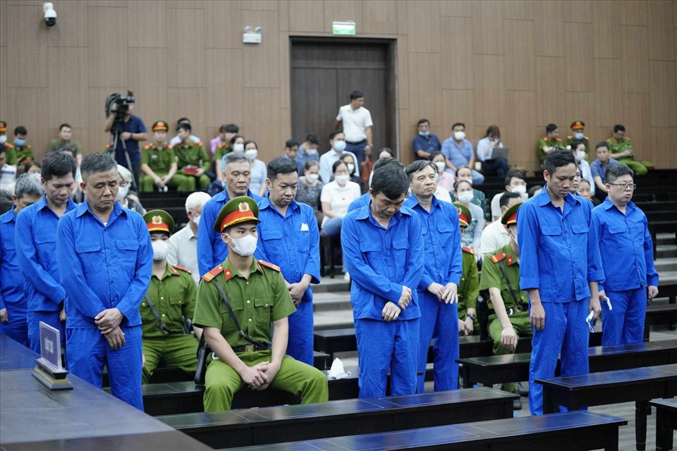 Các bị cáo trong vụ cựu chủ tịch Bình Thuận và đồng phạm giao đất giá rẻ cho Công ty Tân Việt Phát. Ảnh: Việt Dũng