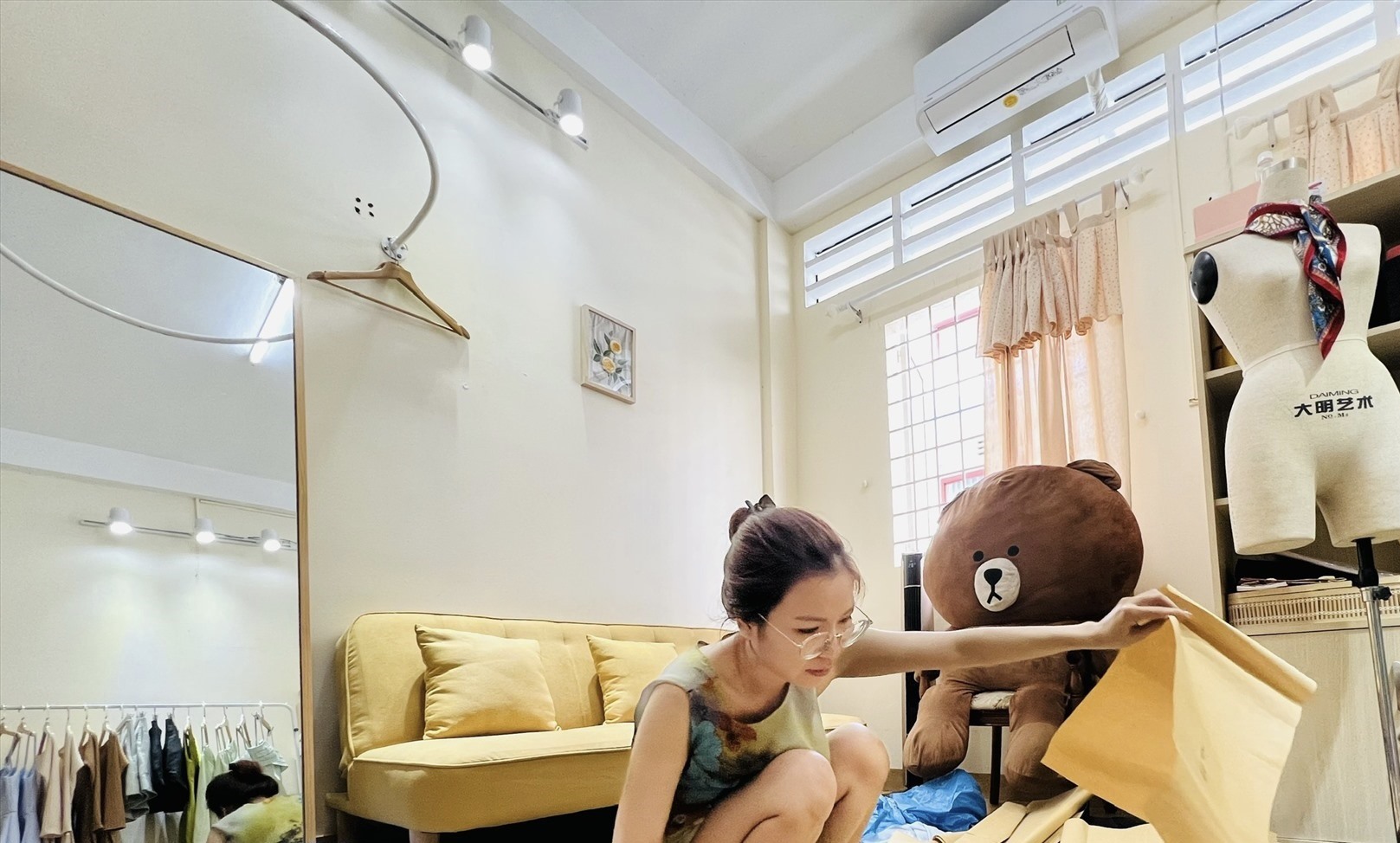 Chị Kim Ly quyết định kinh doanh tại chung cư nhằm giảm chi phí. Ảnh: NGUYỄN LY
