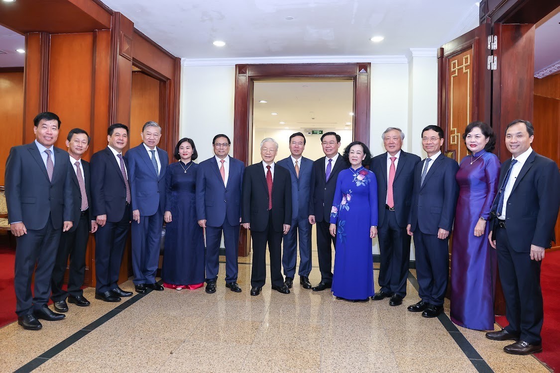 Tổng Bí thư Nguyễn Phú Trọng và các vị đại biểu dự phiên bế mạc Hội nghị Trung ương giữa nhiệm kỳ. Ảnh: Nhật Bắc/VGP