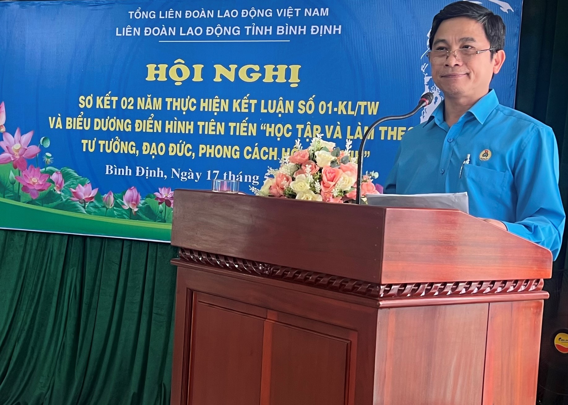 Ông Nguyễn Mạnh Hùng giới thiệu nội dung tác phẩm chống tham nhũng, tiêu cực của Tổng Bí thư. Ảnh: Xuân Nhàn.
