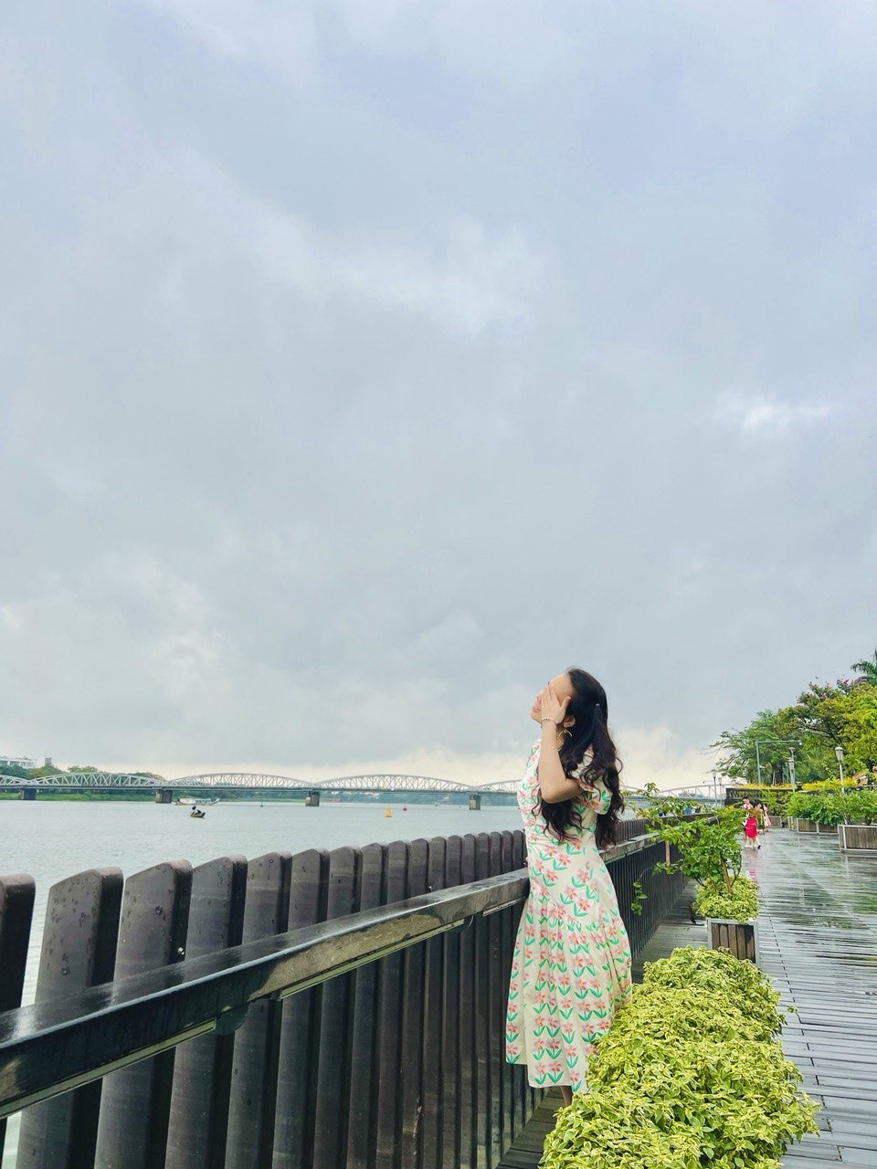 Dạo bộ trên cầu gỗ lim ở sông Hương có thể ngắm cầu Tràng Tiền phía xa xa.