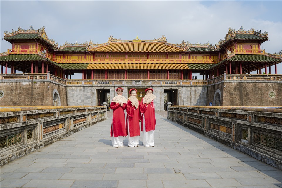 Du khách tham quan Đại Nội Huế. Ảnh: Quảng An