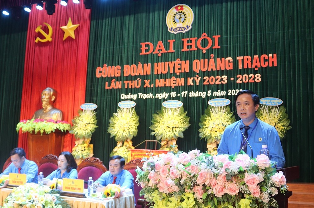 Ông Phạm Tiến Nam – Chủ tịch LĐLĐ tỉnh Quảng Bình phát biểu chỉ Đại hội. Ảnh: Hồng Thiệu