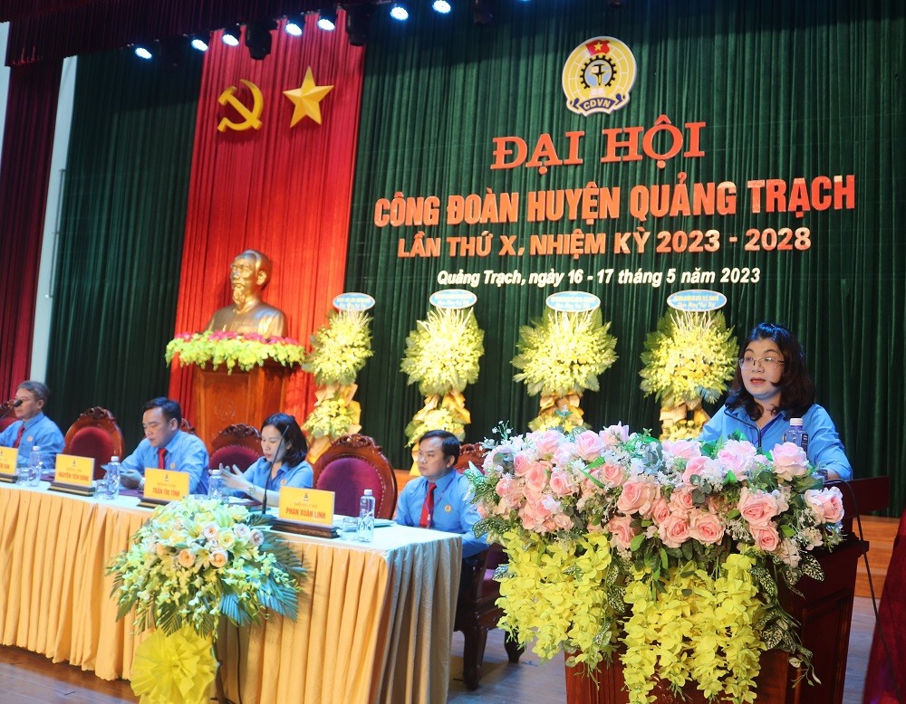 Bà Trần Thị Vân – Chủ tịch LĐLĐ huyện Quảng Trạch phát biểu tại Đại hội. Ảnh: Hồng Thiệu
