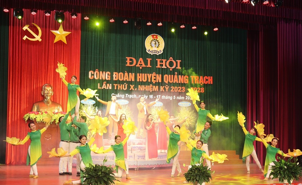 Chương trình văn nghệ chào mừng đại hội. Ảnh: Hồng Thiệu