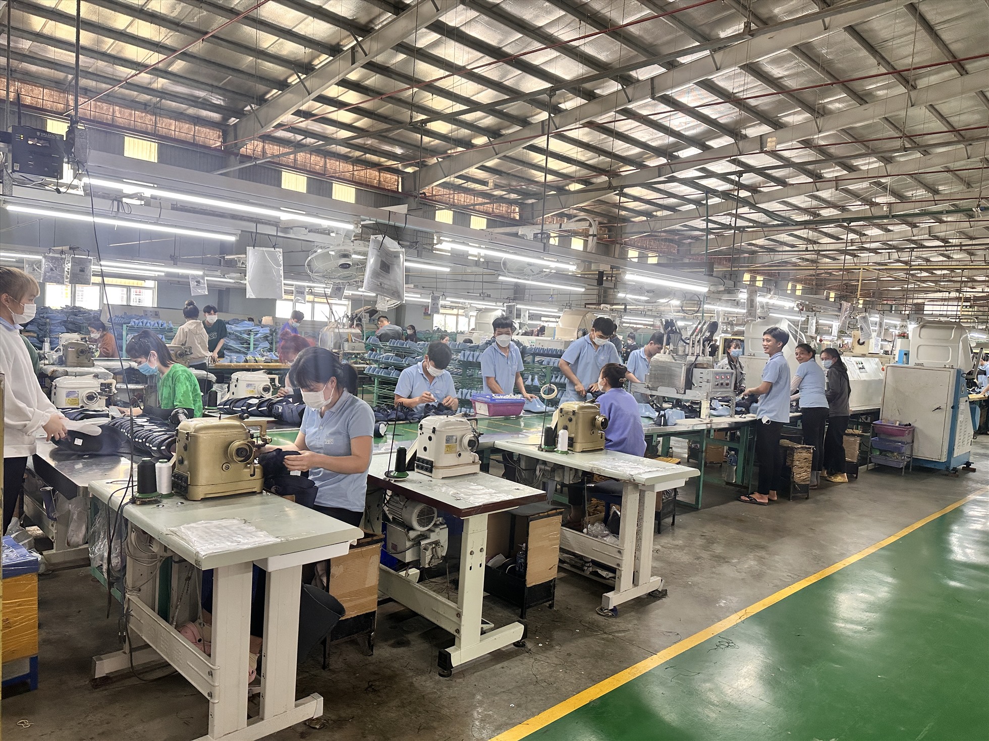 Công nhân sản xuất trong một doanh nghiệp ngành giày trong KCN Hàm Kiệm II. Ảnh: Duy Tuấn