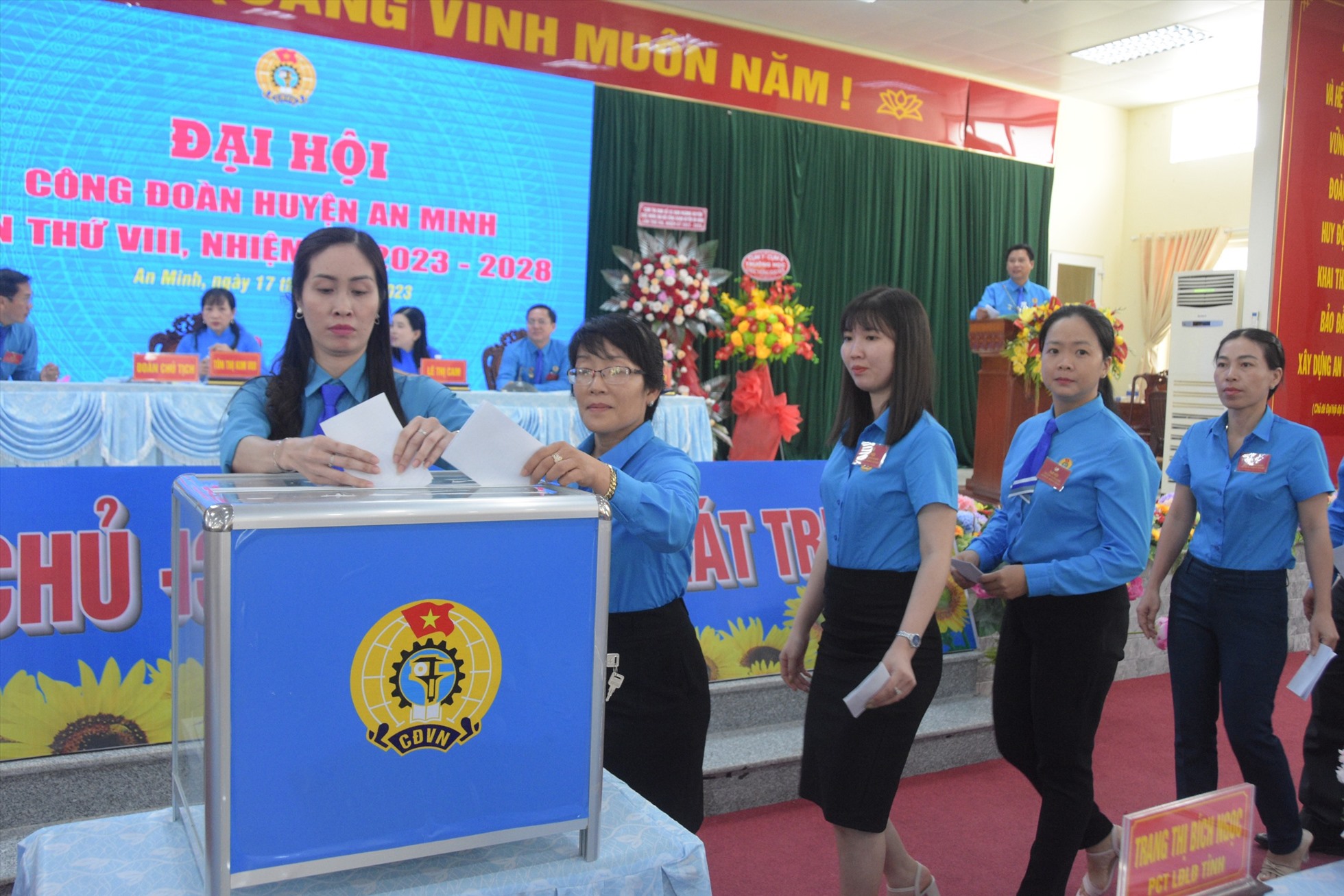 Đại biểu tiến hành bầu Ban Chấp hành LĐLĐ huyện An Minh nhiệm kỳ 2023-2028. Ảnh: Thanh Dư