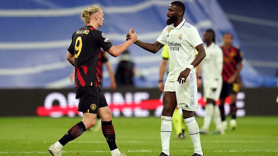 Erling Haaland và Antonio Rudiger trong trận đấu lượt đi bán kết Champions League.  Ảnh: AFP