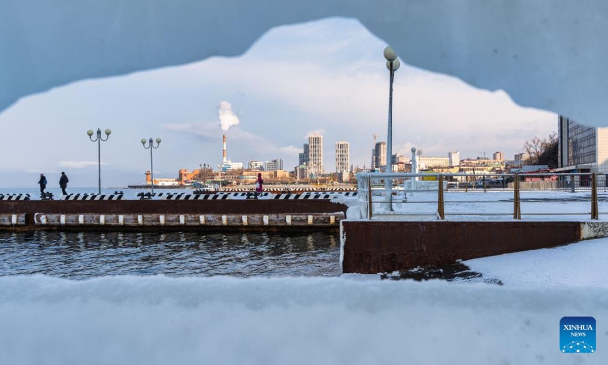 Quang cảnh thành phố nhìn từ cảng Vladivostok, Nga, ngày 3.12.2022. Ảnh: Xinhua