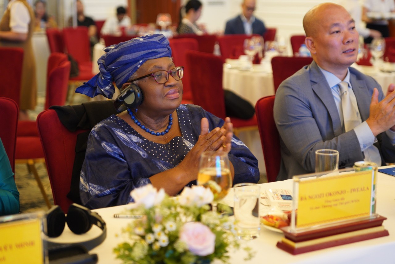 Ông Vũ Bá Phú - Cục trưởng Cục Xúc tiến thương mại (Bộ Công Thương) và bà bà Ngozi Okonjo Iweala - Tổng Giám đốc Tổ chức thương mại thế giới (WTO) tại buổi gặp gỡ, đối thoại với các doanh nhân nữ Việt Nam. Ảnh: Minh Thúy Chiều 17.5.2023, khoảng 50 đại biểu là các doanh nhân nữ Việt Nam đã có cuộc gặp gỡ và đối thoại với