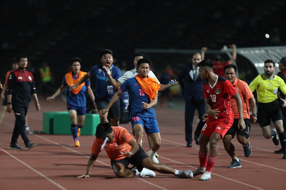 Màn loạn đả chưa từng có trong lịch sử các trận chung kết SEA Games giữa U22 Indonesia và U22 Thái Lan. Ảnh: Thanh Vũ