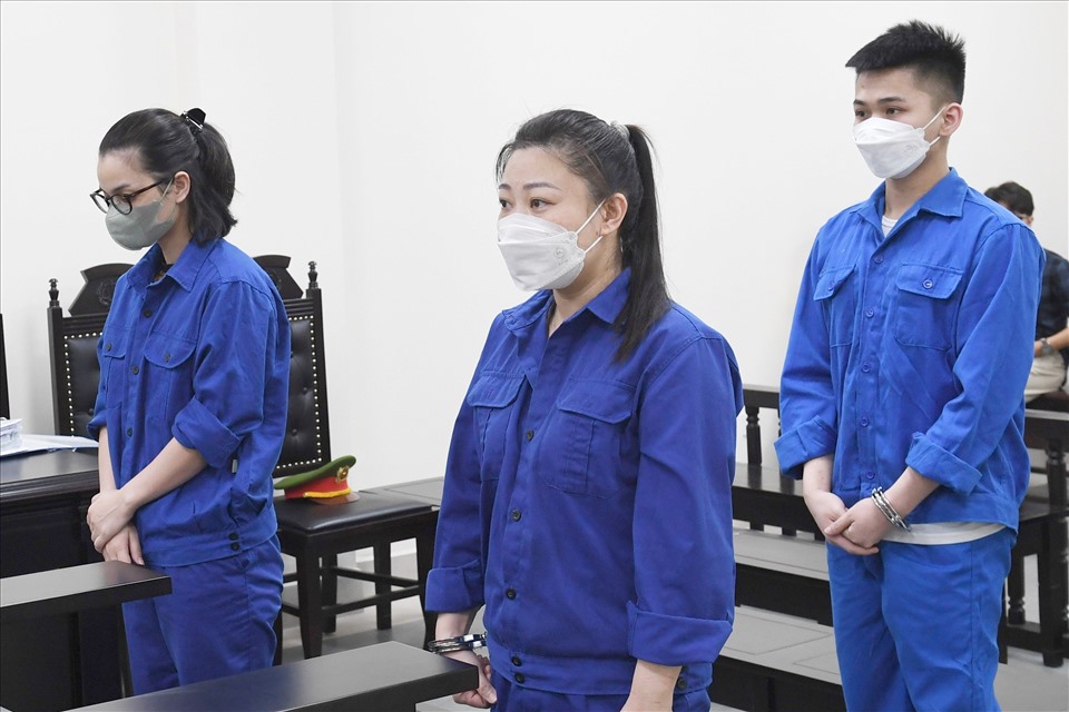 Minh Trang, Hiền (ngoài cùng bên phải) và Hiếu tại phiên toà phúc thẩm. Ảnh: Quang Việt