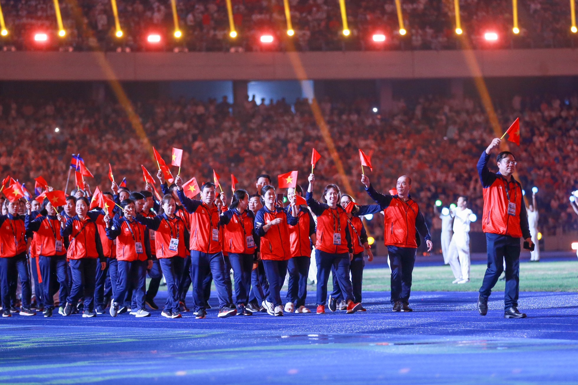 Trưởng đoàn thể thao Việt Nam, Đặng Hà Việt, và các thành viên của đoàn trong lễ diễu hành. Ảnh: Quý Lượng