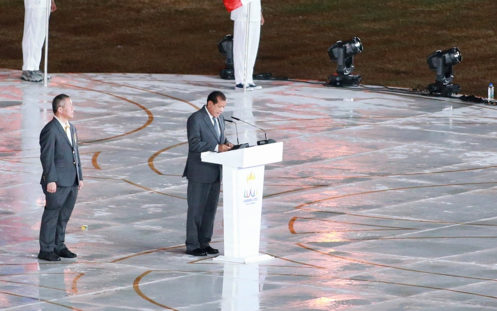 Ngài Thong Khon - Bộ trưởng Bộ Du lịch và Phó chủ tịch thường trực Ủy ban tổ chức SEA Games Campuchia, phát biểu trong Lễ bế mạc. Ảnh: Thanh Vũ