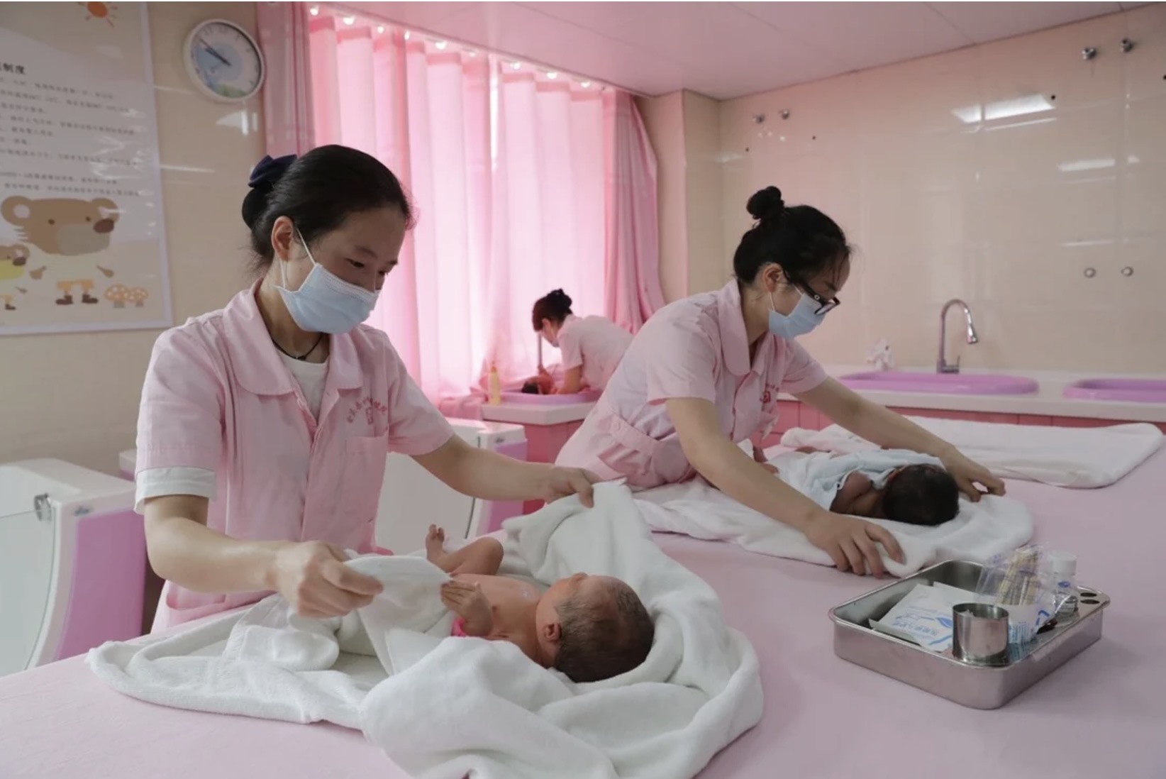 Trung Quốc, lần đầu chứng kiến ​​dân số giảm sau 60 năm, gần đây đã triển khai các chính sách khuyến khích sinh con. Ảnh: Xinhua