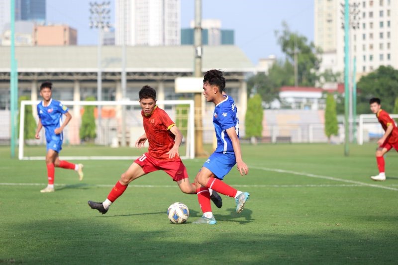 U17 Việt Nam (đỏ) để thua 0-3 trước câu lạc bộ PVF ở trận đấu giao hữu trước thềm vòng chung kết U17 châu Á 2023. Ảnh: VFF