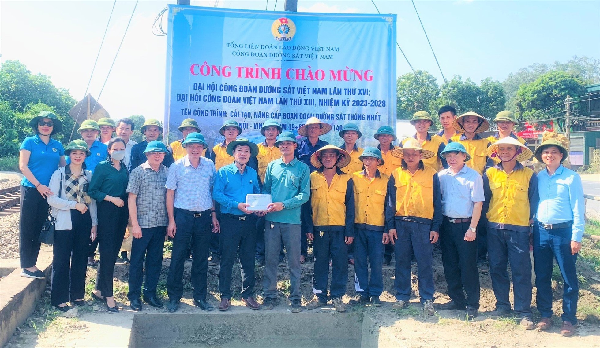 Đoàn công tác của Công đoàn Đường sắt Việt Nam trao quà cho Đội thi công thuộc Công ty CP Đường sắt Thanh Hóa. Ảnh: Hải Đăng
