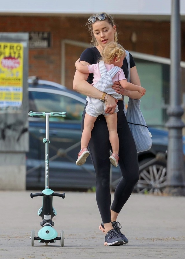 Amber Heard nhiều lần được bắt gặp chạy bộ, dạo chơi cùng con gái ở công viên trong thành phố. Ảnh: Daily Mail
