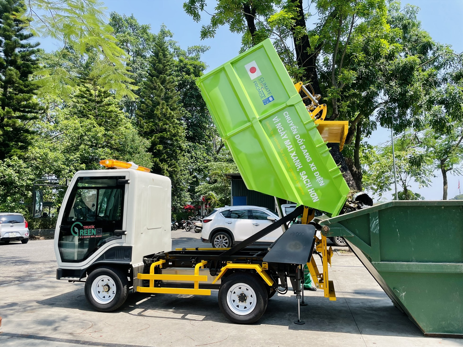 Việt Nam dần chuyển sang thu gom rác bằng xe điện để giảm phát thải
