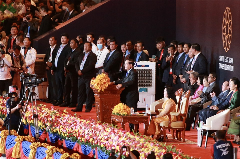 Thủ tướng Campuchia Hun Sen chủ trì đêm lễ bế mạc SEA Games 32 với niềm tin ghi lại dấu ấn mạnh mẽ các quan khách của 11 quốc gia Đông Nam Á, người hâm mộ thể thao lẫn truyền thông quốc tế.