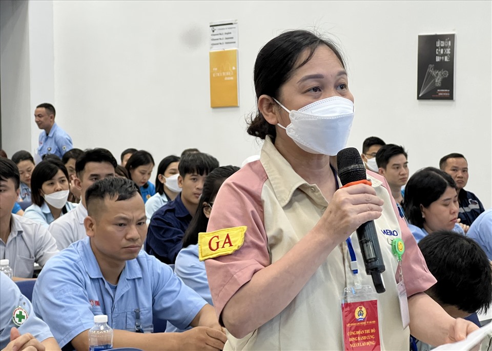 Chị Thuỷ - công nhân Khu công nghiệp Thạch Thất đặt câu hỏi với Chủ tịch Uỷ ban Nhân dân Thành phố. Ảnh: Kiều Vũ