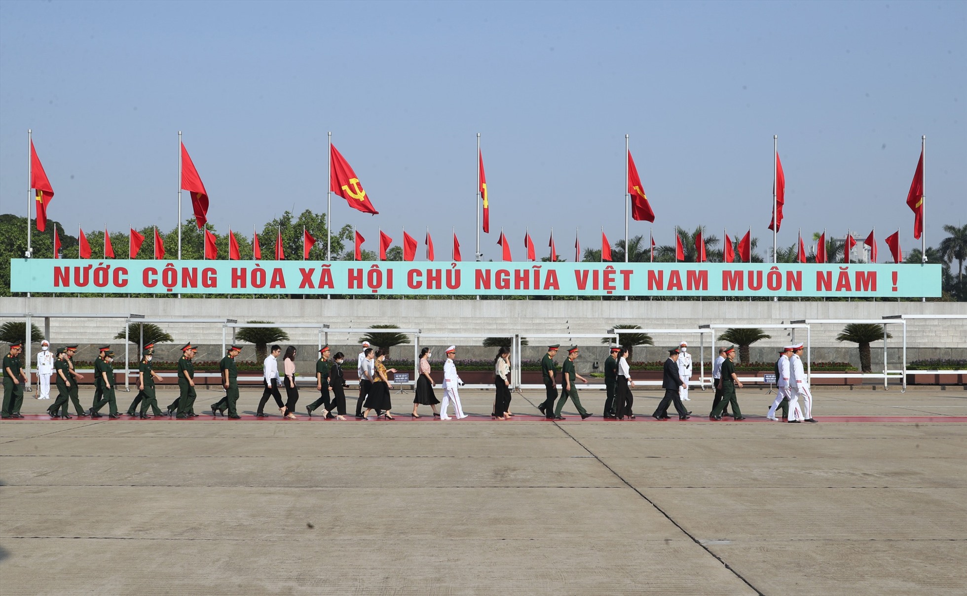 Đoàn Bộ Công an viếng Chủ tịch Hồ Chí Minh. Ảnh: Hải Nguyễn