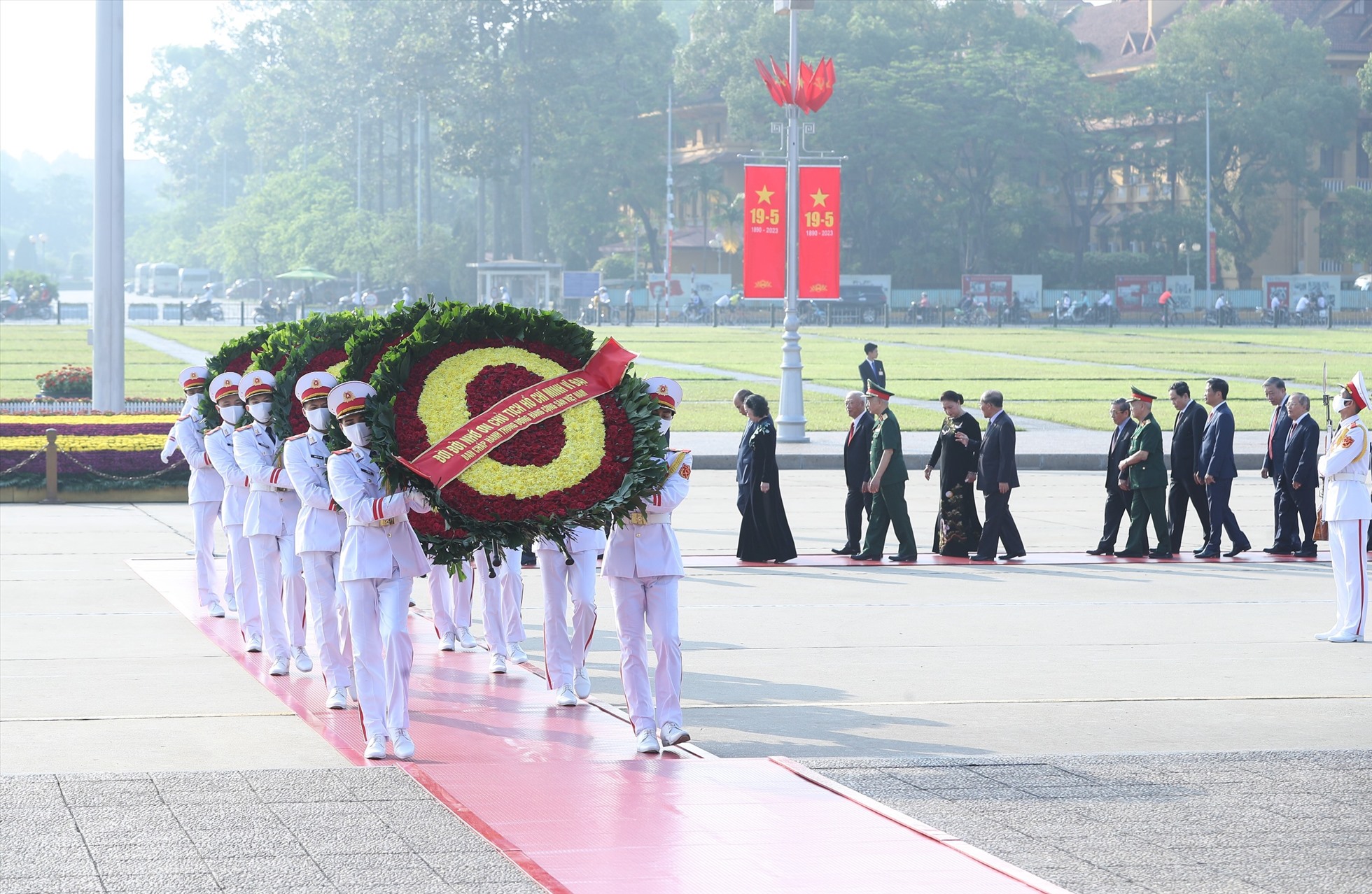 Các đồng chí Lãnh đạo Đảng và Nhà nước đến đặt vòng hoa, vào Lăng viếng Chủ tịch Hồ Chí Minh. Ảnh: Hải Nguyễn