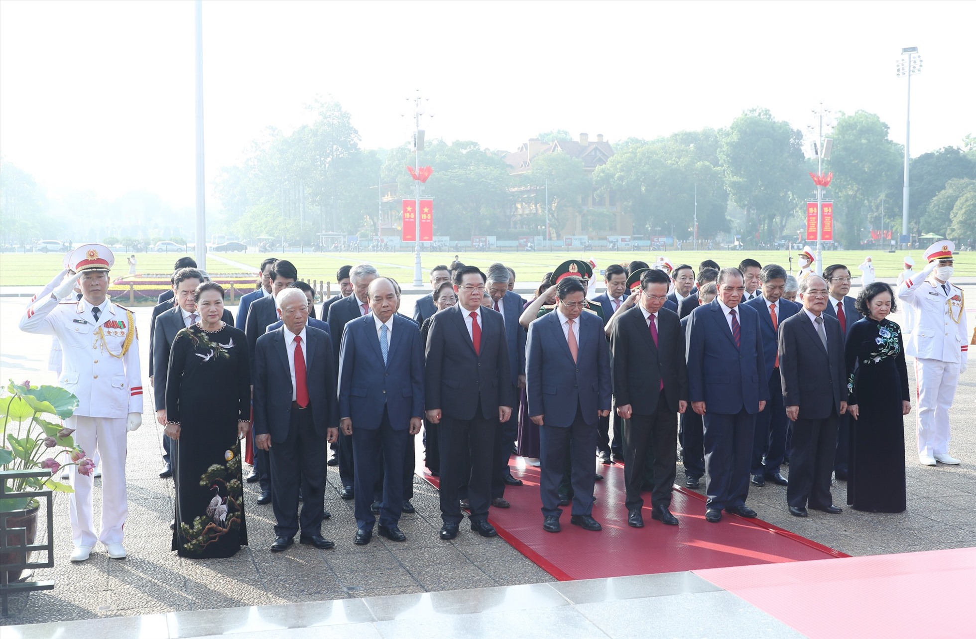 Các lãnh đạo Đảng và Nhà nước thành kính tưởng nhớ Chủ tịch Hồ Chí Minh. Ảnh: Hải Nguyễn
