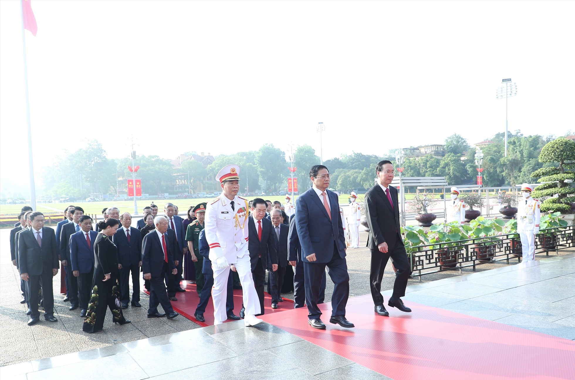 Lãnh đạo Đảng và Nhà nước vào Lăng viếng Chủ tịch Hồ Chí Minh. Ảnh: Hải Nguyễn