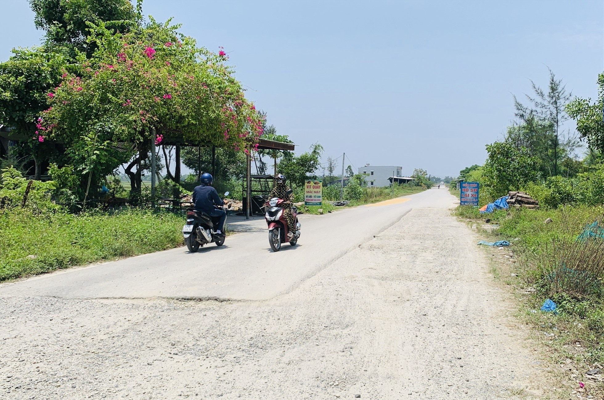 Dự án có chiều dài toàn tuyến 8,3 km, quy mô đường cấp III đồng bằng bề rộng nền đường 12m, mặt đường 7. Đến nay, đã bàn giao mặt bằng 8,18km/8,3km. Ảnh Hoàng Bin