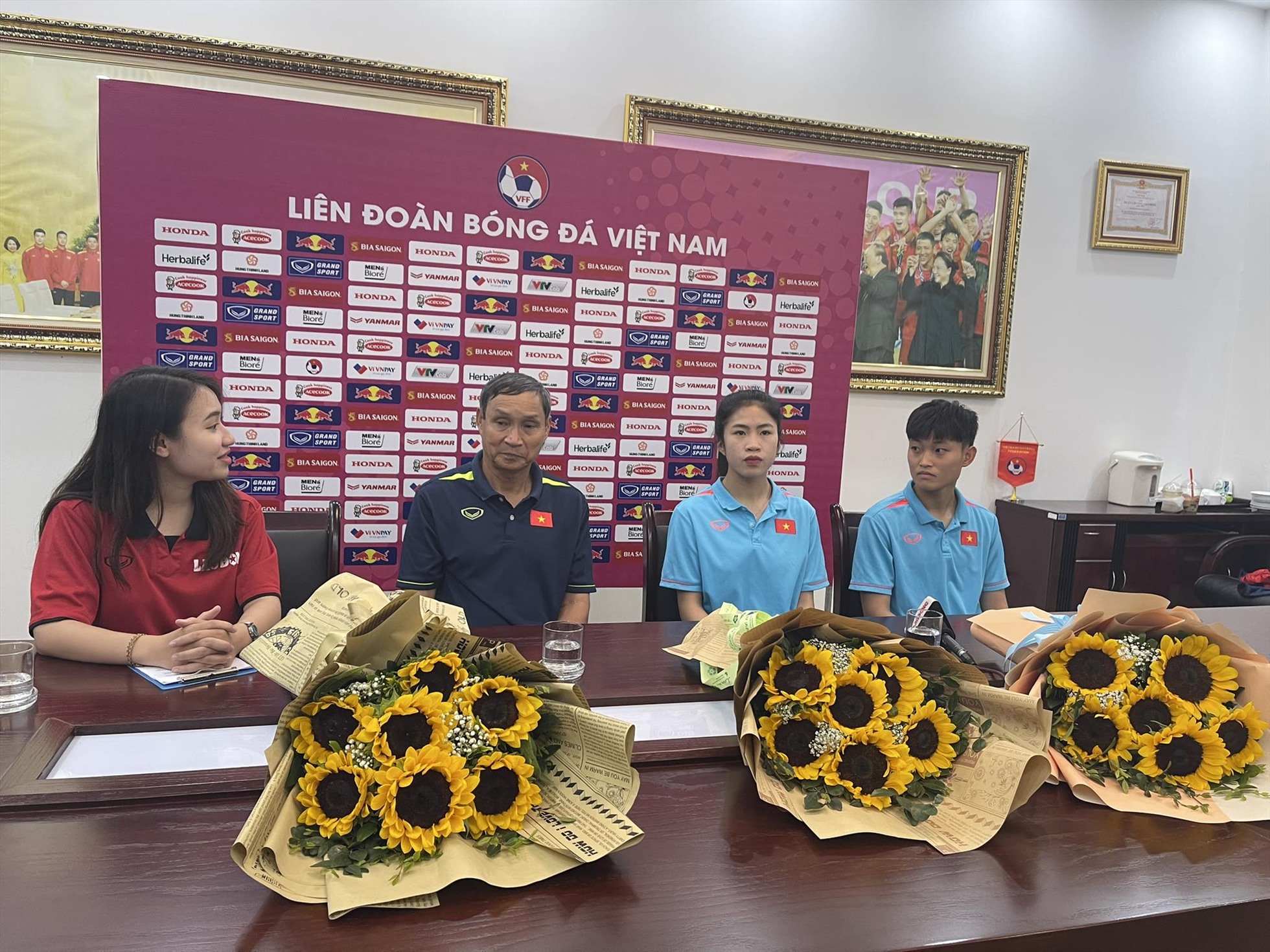 Huấn luyện viên Mai Đức Chung cùng 2 cầu thủ Nguyễn Thanh Nhã, Trần Thị Hải Linh trong buổi giao lưu. Ảnh: Chi Trần