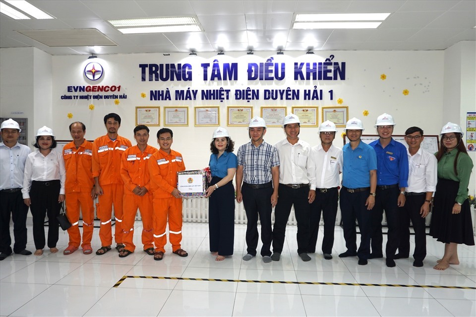 Lãnh đạo Công đoàn Điện lực Việt Nam tặng quà người lao động. Ảnh: Công đoàn ĐLVN