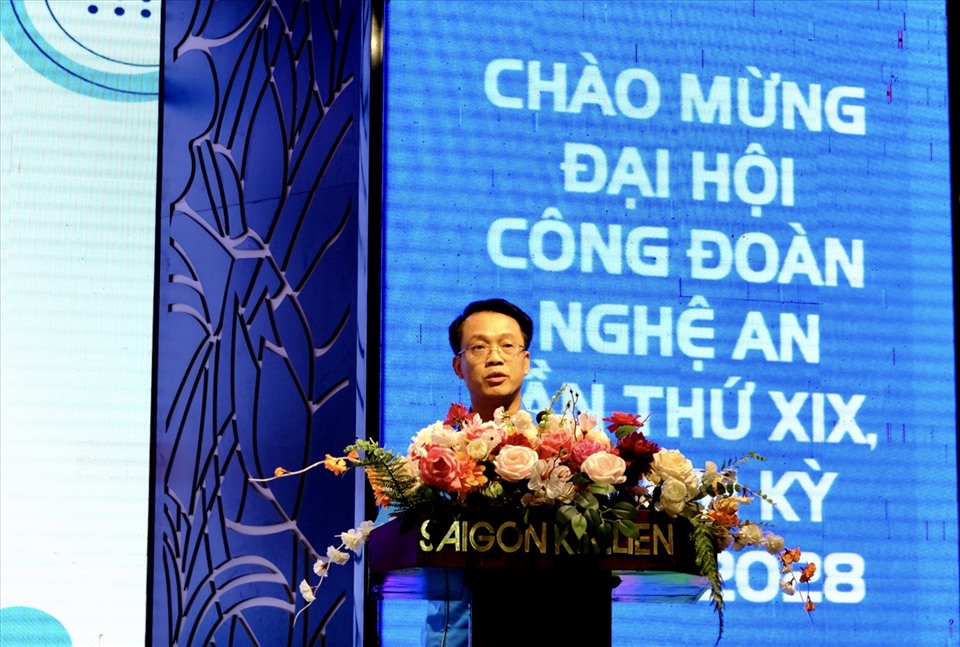Ông Nguyễn Chí Công- Phó chủ tịch Thường trực Liên đoàn Lao động tỉnh phát biểu báo cáo tại hội nghị. Ảnh; Quỳnh Trang